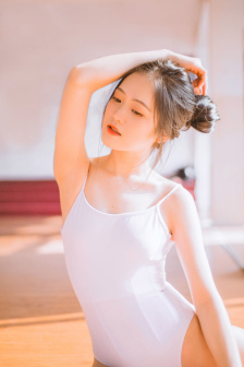 抱女朋友贴着胸的感觉